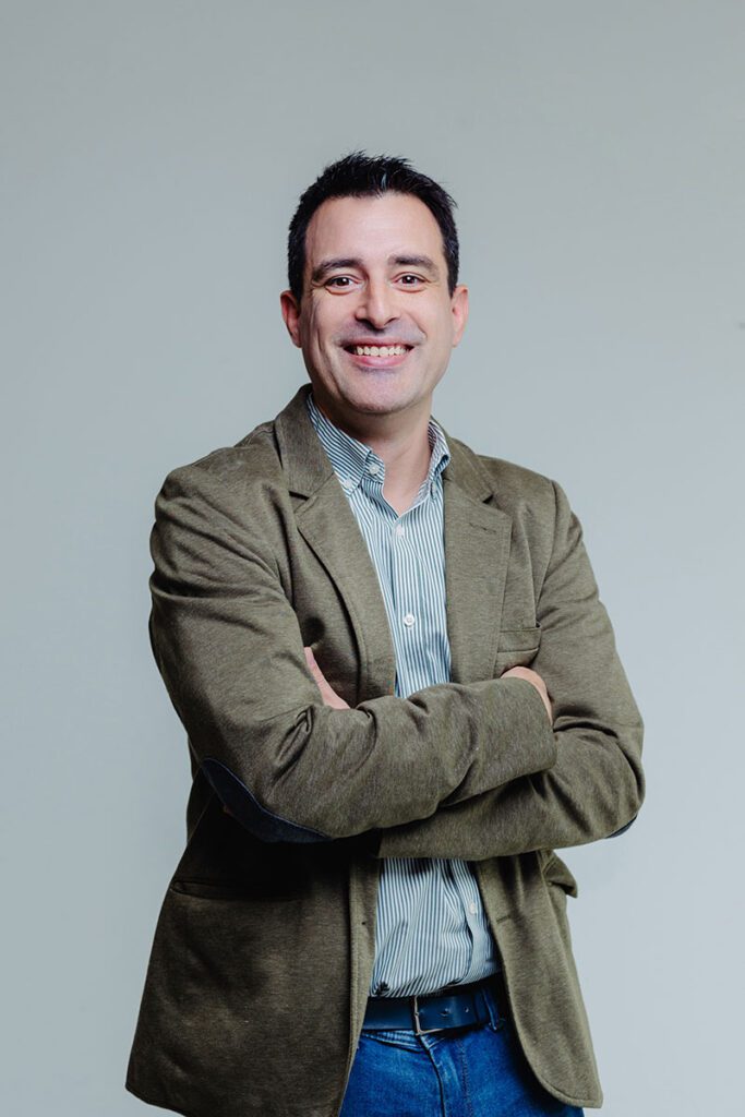 Eduardo de la Iglesia sonriente en la sesión de fotos