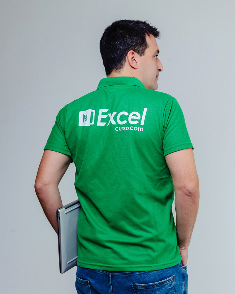 Sesión de fotos Eduardo con la camiseta de excel curso