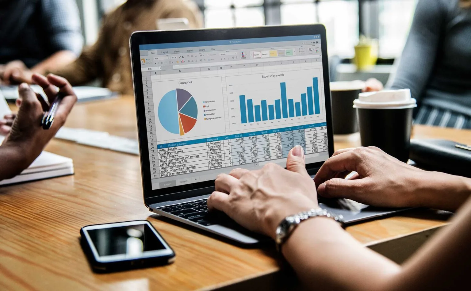 Ordenador con gráficos y análisis de Excel